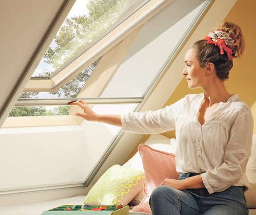 Kinderleichtes Öffnen und Schließen ermöglicht einen flexiblen Schutz vor Insekten. Foto: Velux Deutschland GmbH Kinderleichtes Öffnen und Schließen ermöglicht einen flexiblen Schutz vor Insekten. Foto: Velux Deutschland GmbH